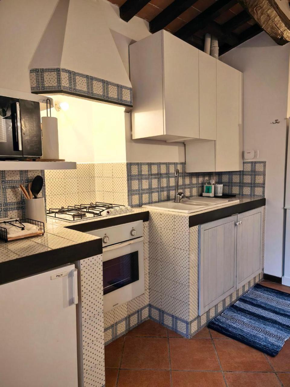 La Tana Del Priore Apartment *